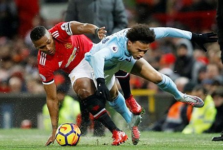 Valencia (trái, Man.United) tranh bóng với Sane của Man.City