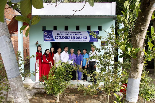 Công ty Điện lực Vĩnh Long trao tặng nhà đại đoàn kết trong kế hoạch tri ân khách hàng năm 2017. Trong ảnh: trao nhà đại đoàn kết cho bà Trần Thị Điệp, 75 tuổi ở thị trấn Long Hồ, huyện Long Hồ.