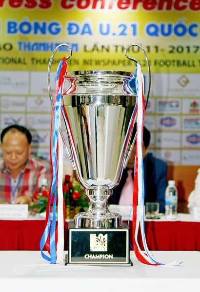 Chiếc cúp vô địch của giải.
