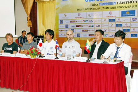  HLV các đội phát biểu trong buổi họp báo.