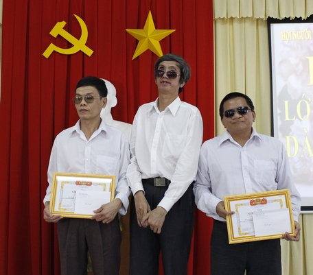 Học viên có thành tích xuất sắc nhất (trái) và học viên vượt khó học tập (phải) được tặng phần thưởng.