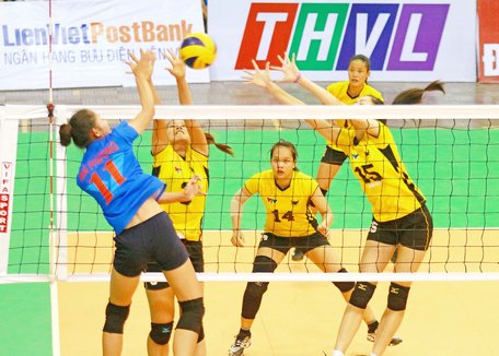 Đội nữ Truyền hình Vĩnh Long (Nhã Phương, số 11) được đánh giá cao hơn so với 3 đội bóng khác tại vòng đấu chung kết ngược này.