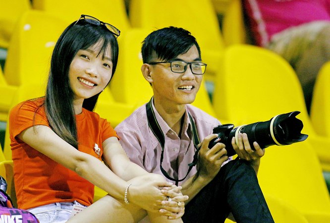 Có cả những khán giả đam mê bóng đá và nhiếp ảnh từ Vĩnh Long sang Cần Thơ để cổ vũ cho các đội bóng.