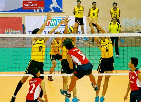 Nếu có sự thay đổi về số hiệp đấu, bóng chuyền sẽ hấp dẫn hơn. Trong ảnh: Trận đấu giải hạng A toàn quốc 2017, do tỉnh Vĩnh Long đăng cai tổ chức.