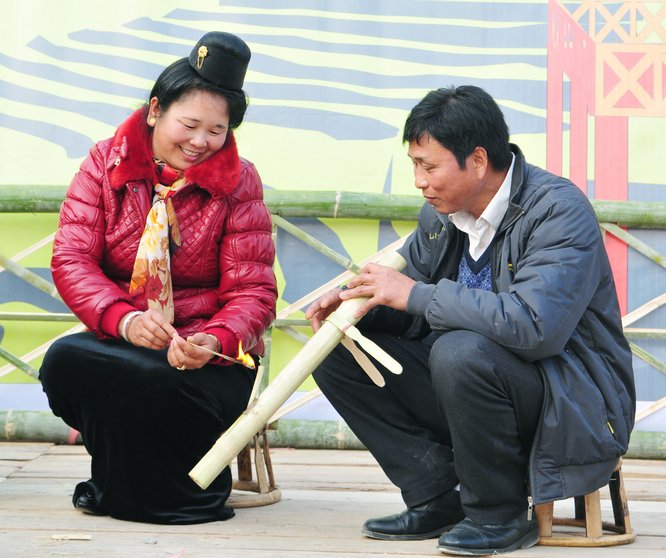 “Hạn khuống”- cách tỏ tình và tiếp khách của người Thái được tái hiện trên sân khấu.