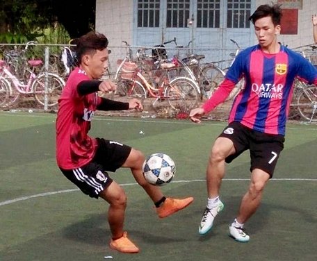 Pha tranh bóng trong trận đấu giữa đội CLB Thanh Liêm (Bình Tân, trái) gặp Cafe Sport Cần Thơ.