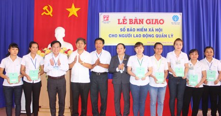 Đại diện lãnh đạo BHXH tỉnh Vĩnh Long, Bưu điện tỉnh Vĩnh Long và Công ty CP May Vĩnh Tiến bàn giao sổ BHXH cho người lao động tại đây.