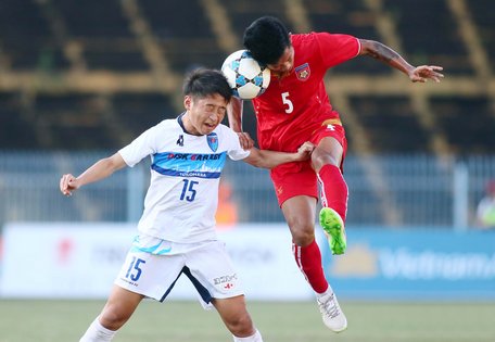 Pha tranh bóng giữa Okamoto Yuki (15, Yokohama) trước Than Htike Zin (5, Myanmar).
