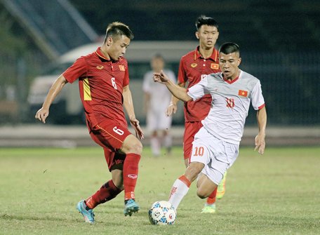 Thanh Bình (10, U21 Việt Nam) có cú đúp bàn cho mình ở phút 60, 61 trước đội U19 Việt Nam.