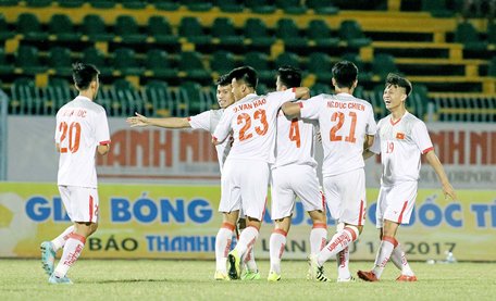  Niềm vui của các cầu thủ U21 Việt Nam trước U19 Việt Nam.