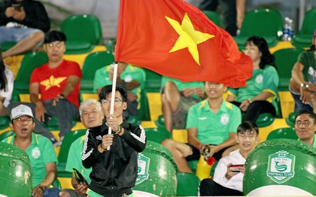 Cổ động viên Cần Thơ trên khán đài B cổ vũ cho các đội thi đấu tại giải lần này.