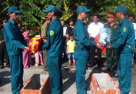 Tổ chức truy điệu, an táng hài cốt liệt sĩ trang nghiêm, phù hợp phong tục địa phương.