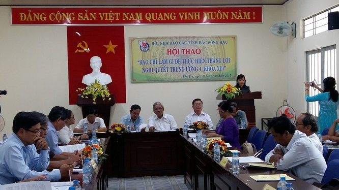 Các nhà báo chia sẻ kinh nghiệm tại hội thảo “Báo chí làm gì để thực hiện thắng lợi nghị quyết Trung ương 4 (khóa XII)” do Hội Nhà báo các tỉnh Bắc sông Hậu tổ chức.