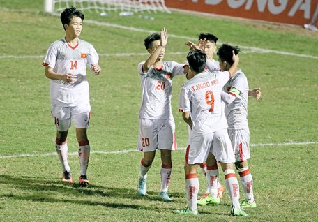  Niềm vui của các cầu thủ U21 Việt Nam) đội Yokohama, nhưng tiếc cho họ đã không bảo vệ được đến phút cuối.