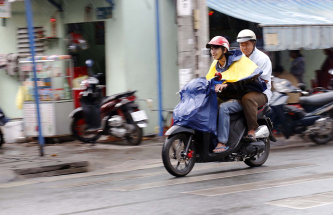 Thời tiết càng trở nên lạnh hơn khi sáng nay, cơn mưa nhỏ chợt xuất hiện, nhiệt độ ở mức 21 độ C.