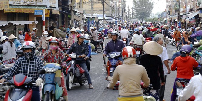  Mọi người đều mặc thêm áo ấm, quàng khăn mỗi khi ra đường.