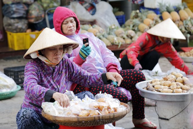 Còn tại khu vực chợ Vĩnh Long, từ người mua cho đến người bán đều phải khoác thêm áo ấm.