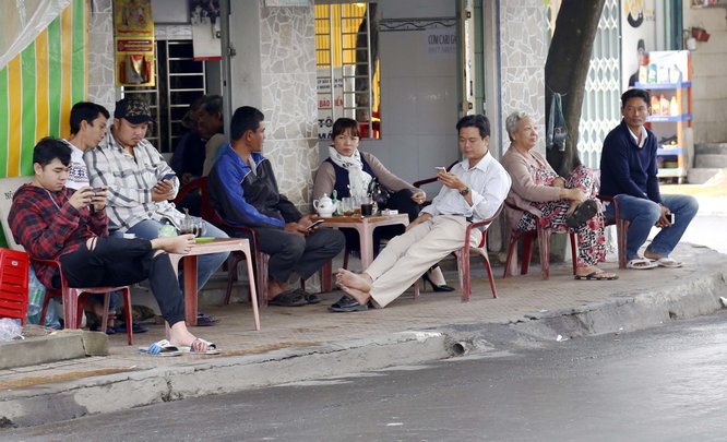 Tại các quán cà phê vỉa hè cũng thế- những chiếc áo ấm trở thành trang phục không thể thiếu.