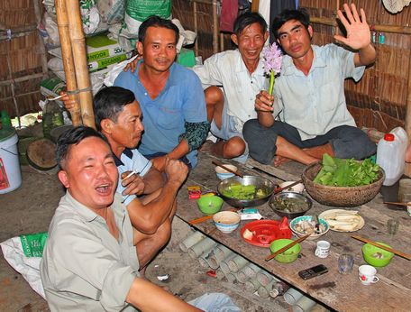 Không gian riêng, chai rượu đế lai rai với hàng xóm khiến người thưởng thức lẩu mắm không chỉ bằng miệng mà còn bằng tai, mắt và trái tim…