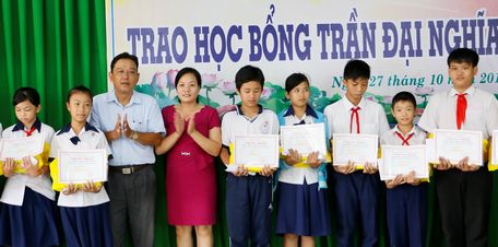 Chương trình “Thắp sáng niềm tin” mang câu chuyện về những mảnh đời nhỏ bất hạnh vẫn tìm thấy niềm tin vào tương lai từ việc học hành.