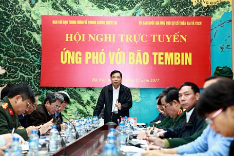 Bộ trưởng Bộ Nông nghiệp và phát triển nông thôn, trưởng ban chỉ đạo trung ương về phòng chống thiên tai Nguyễn Xuân Cường đề nghị các địa phương triển khai phòng chống bão Tembin với cấp độ thảm họa - Ảnh: TUẤN PHÙNG