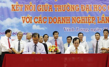  Trường ĐH Cửu Long ký biên bản ghi nhớ hợp tác với các doanh nghiệp.