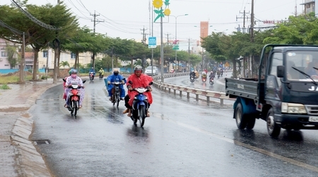 Mưa kèm theo gió nhẹ bắt đầu xuất hiện.