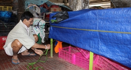 Tiểu thương nhanh chóng dọn hàng để tránh bão.