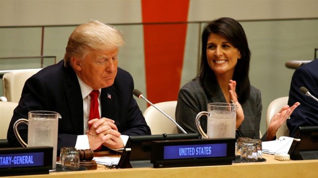 Tổng thống Donald Trump ngồi cạnh đại sứ Mỹ tại LHQ, bà Nikki Haley - Ảnh: REUTERS