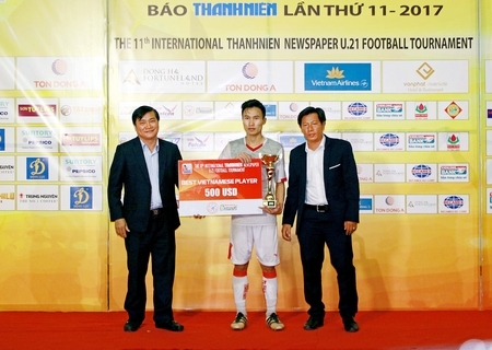 BTC trao thưởng giải cầu thủ Việt Nam xuất sắc nhất giải: Triệu Việt Hưng (7).