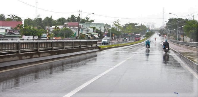  Trên các tuyến đường quốc lộ, nội ô thành phố, giao thông trở nên vắng vẻ.