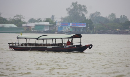 Các tàu du lịch cũng rời bến để đón khách.