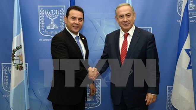 Thủ tướng Israel Benjamin Netanyahu (phải) và Tổng thống Guatemala Jimmy Morales trong cuộc gặp tại Jerusalem ngày 29/11. (Nguồn: Times of Israel/TTXVN)