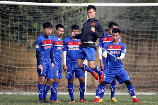 U-23 VN trong buổi tập sáng 26-12. Ảnh: NAM KHÁNH