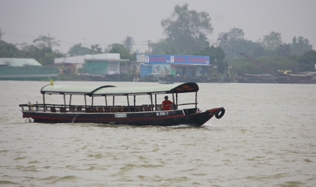 Các tàu du lịch cũng rời bến để đón khách. Ảnh: MINH- THỊNH