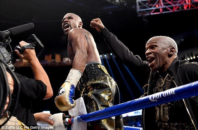 Floyd Mayweather hạ knock-out đối thủ. (Nguồn: Getty Images)