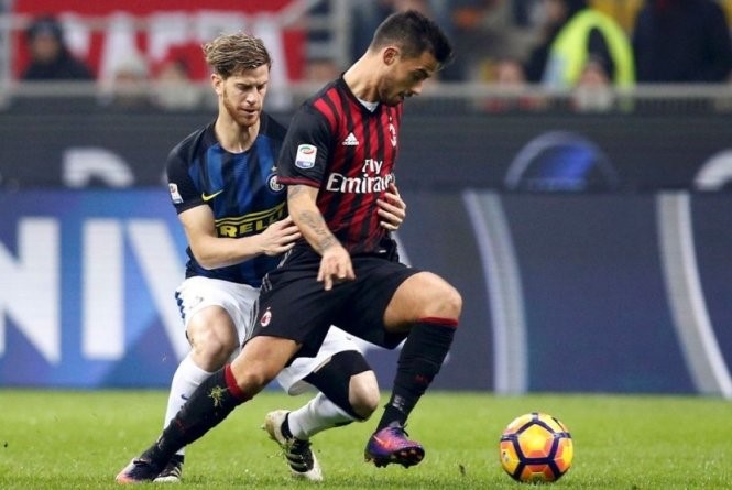 Suso đi bóng trước sự đeo bám của hậu vệ Inter. Ảnh: GETTY IMAGES