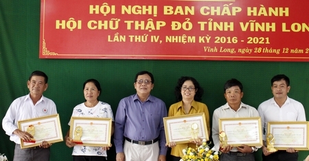 Dịp này, nhiều tổ chức, cá nhân được nhận bằng khen của Trung ương Hội Chữ thập đỏ Việt Nam, UBND tỉnh Vĩnh Long.