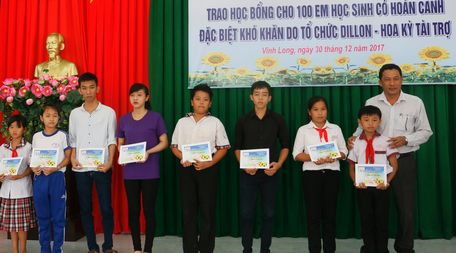 Trao học bổng Dillon- Hoa Kỳ cho các em học sinh có hoành cảnh đặc biệt khó khăn.