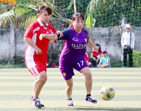 Pha tranh bóng trong trận chung kết bóng đá nữ Phường 9/Tân Ngãi (trái) thắng Phường 2: 1-0.