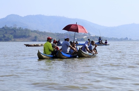 Lênh đênh trên chiếc thuyền độc mộc giữa hồ nước mênh mông cũng rất lý thú.