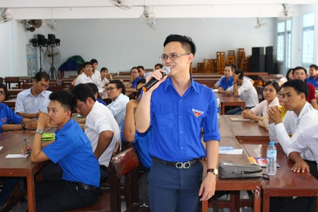 Làm việc nhóm, thuyết trình, sinh hoạt tập thể,... là những kỹ năng mềm cần thiết cho bạn trẻ.