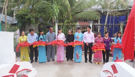 Ban Đại diện Phật giáo Hòa Hảo tỉnh và chính quyền huyện, xã cắt băng khánh thành cầu ngọn Tầm Vu.