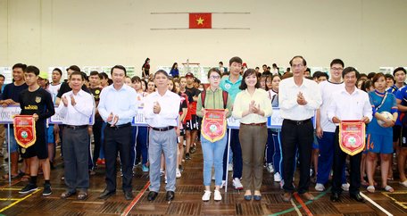 BTC trao cờ lưu niệm cho các đơn vị tham dự hội thao tại lễ khai mạc.