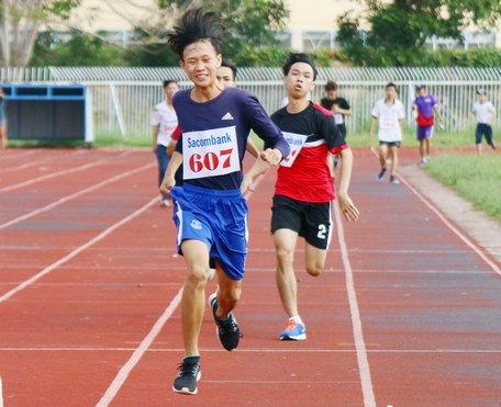  Các VĐV nam về đích môn việt dã.