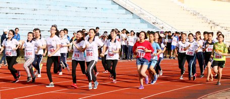  Các VĐV nữ xuất phát môn việt dã.