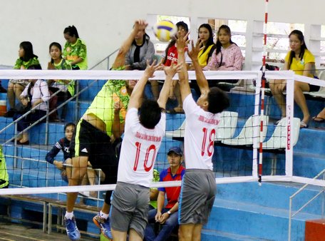 Pha tấn công của đội Liên Chi hội SV Trường ĐH Cần Thơ (áo xanh) tại hội thao.