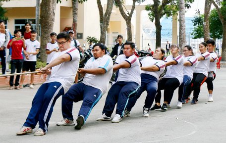 Đội Trường ĐH Sư phạm Kỹ thuật đạt giải nhất môn kéo co.