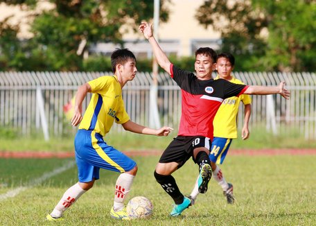 Pha tranh bóng trong trận chung kết giữa Trường ĐH Cửu Long (áo đỏ) trước Trường ĐH Xây dựng Miền Tây.