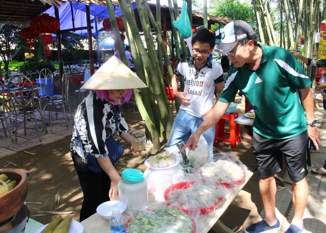 Du khách có thể trải nghiệm các món ăn dân dã ở miền Tây như cá lóc nướng, các loại bánh dân gian: bánh bò, bánh chuối, bánh cam, bánh còng,..